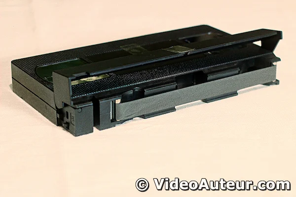 Does VHS use magnetic tape? Yes, a VHS videocassette has a 0.5-inch magnetic tape between two spools. Does VHS use magnetic tape? Yes, a VHS videocassette has a 0.5-inch magnetic tape between two spools.