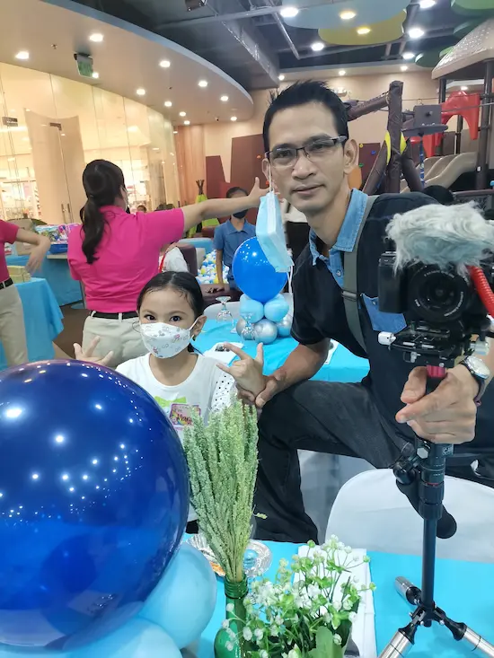 person who shoots videos person who shoots videos