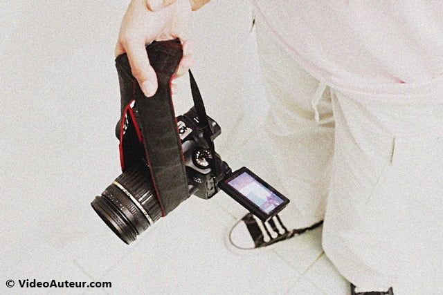 A swiveling camera screen allows you to see your framing well while making your shots.
